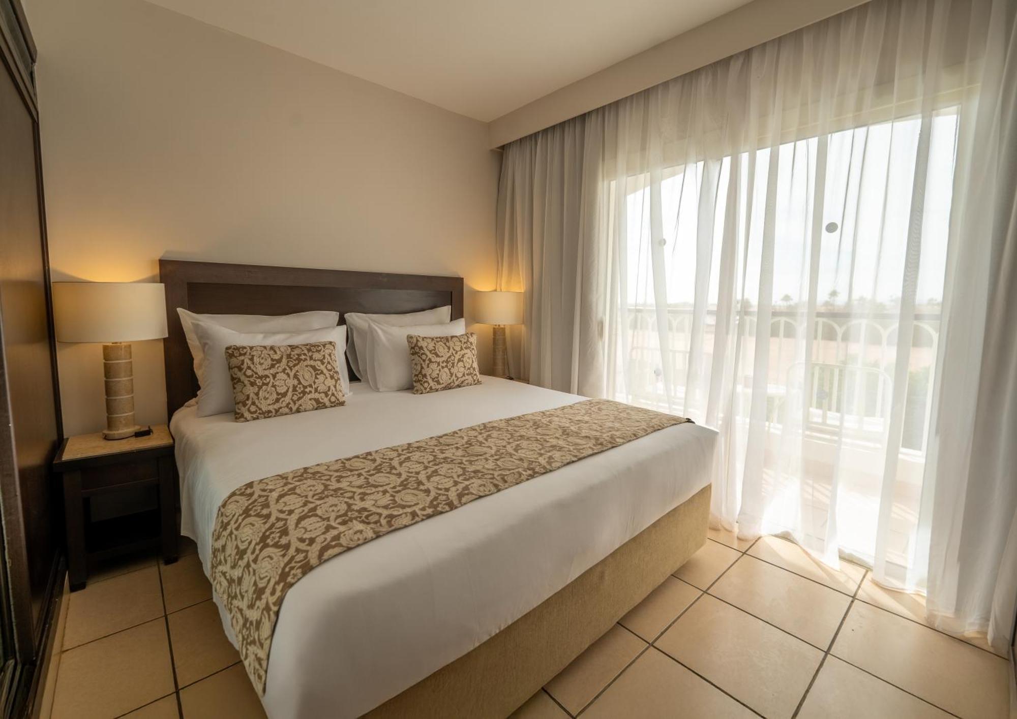 Camera Famigliare con Letto Queen-Size e Vista Giardino