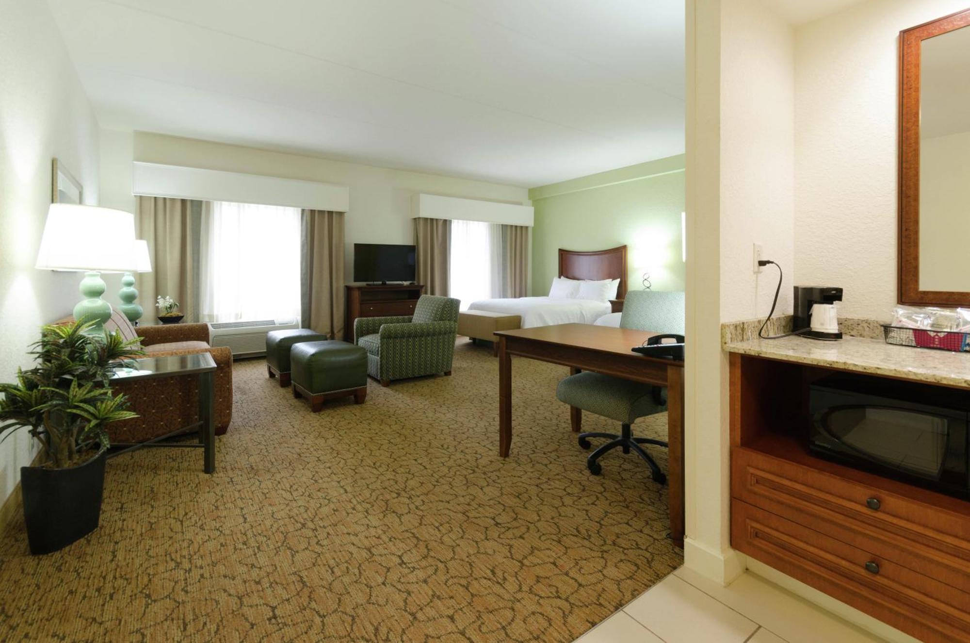 Studio with Two Queen Beds, Kitchenette and Bath Tub / Non-Smoking