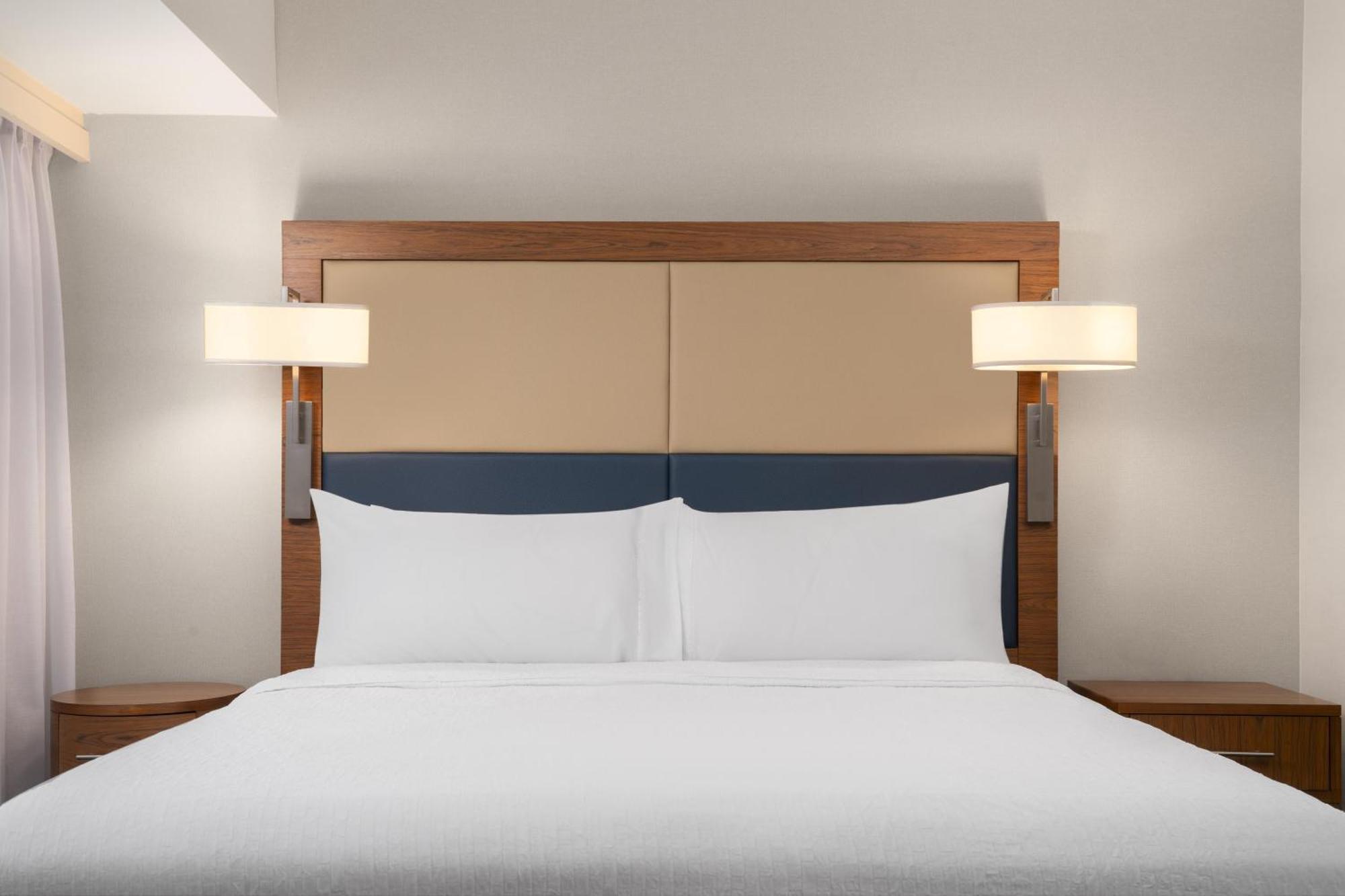 One-Bedroom King Suite - Non-Smoking