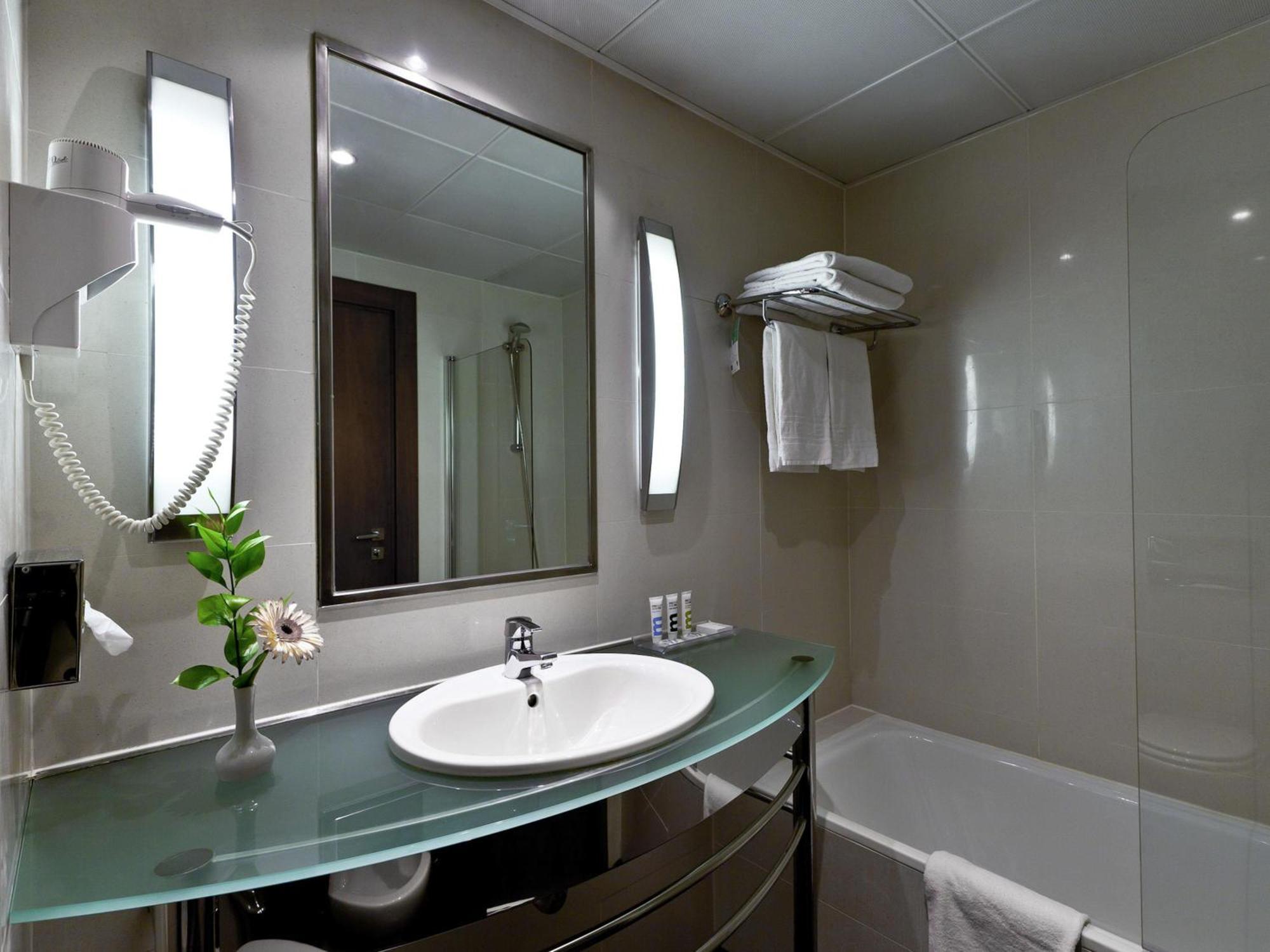 Suite com Cama de Casal e Sala de Estar