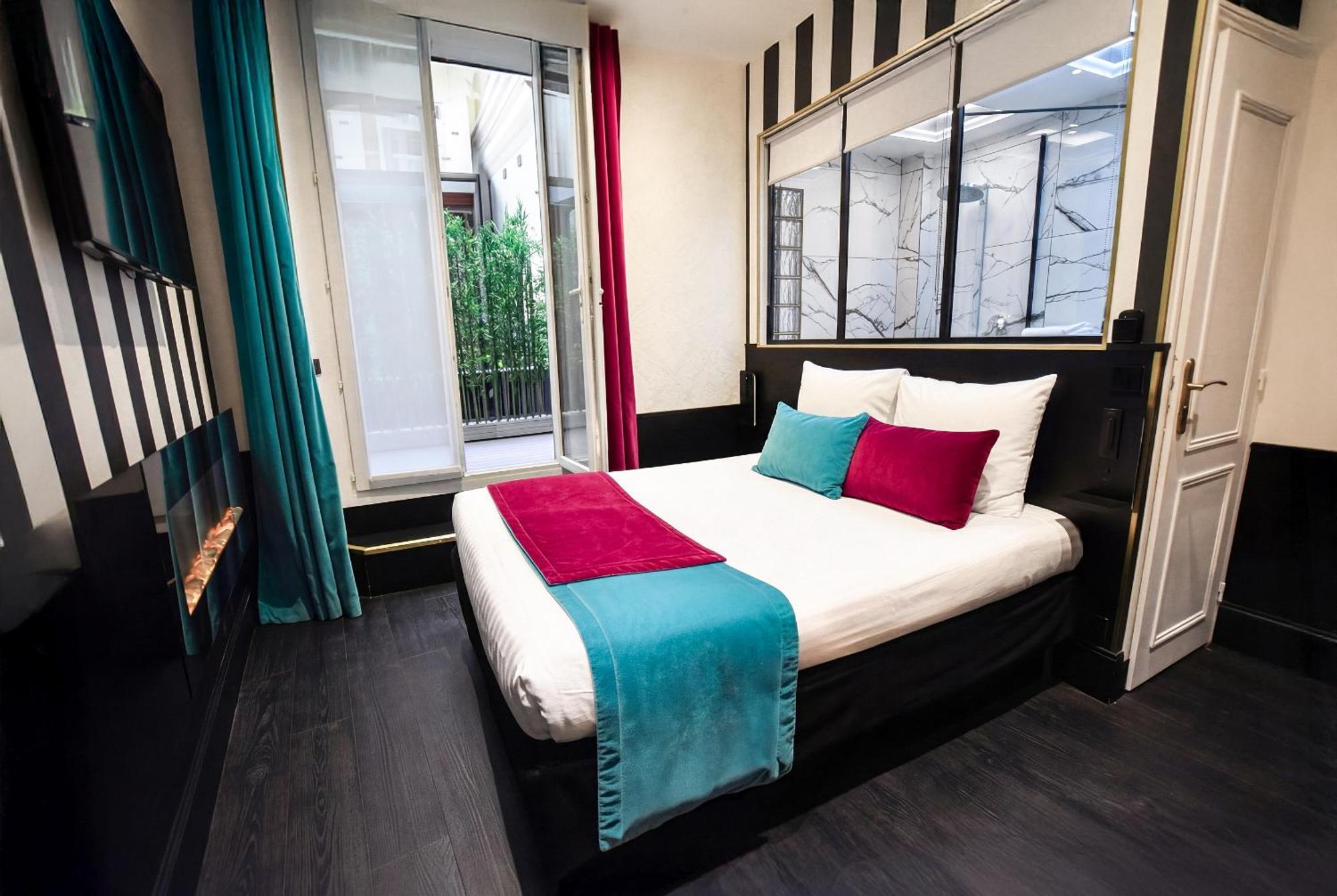 Quarto Clássico com Cama de Casal ou 2 de Solteiro