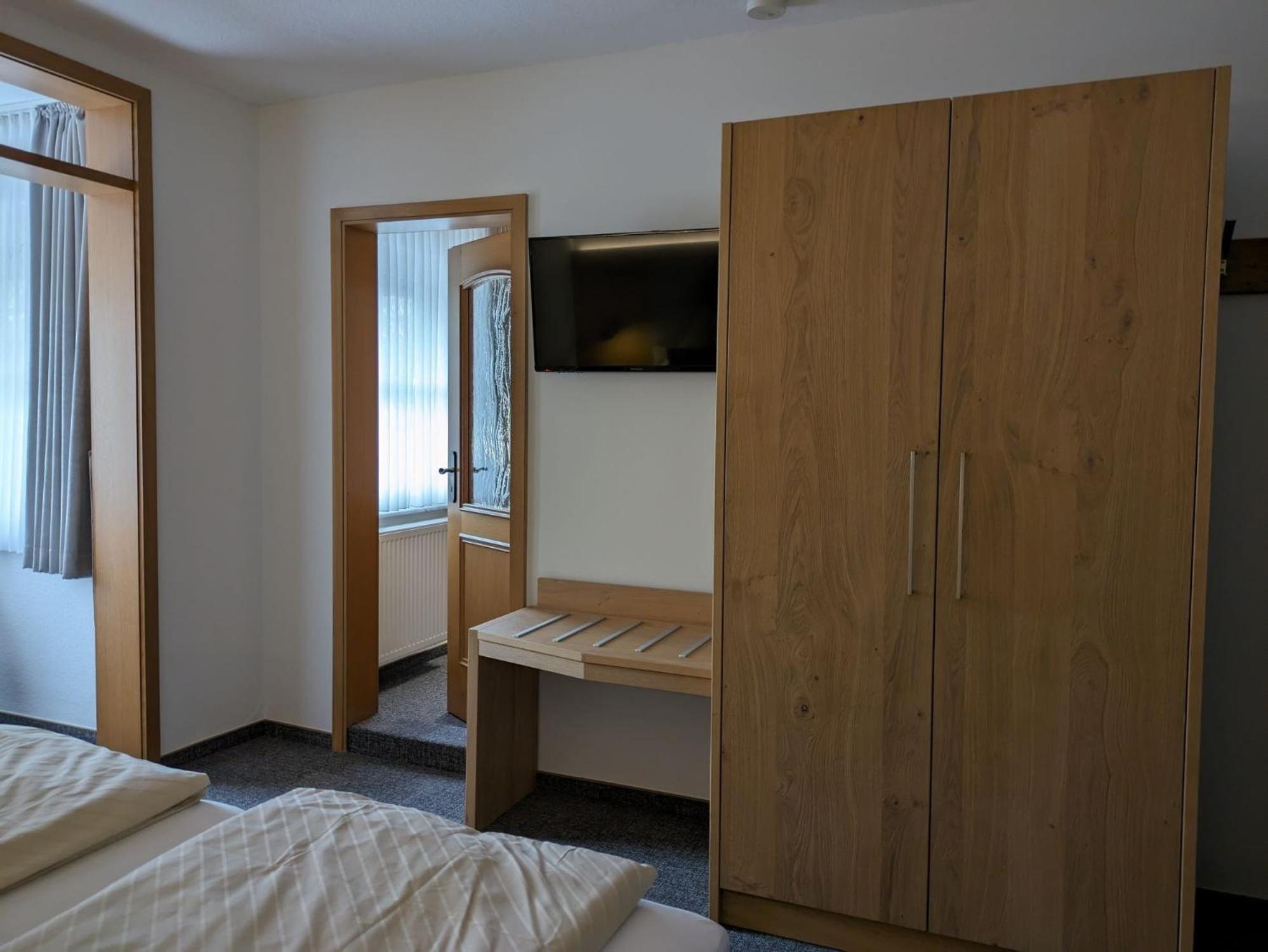 Dreibettzimmer mit Dusche