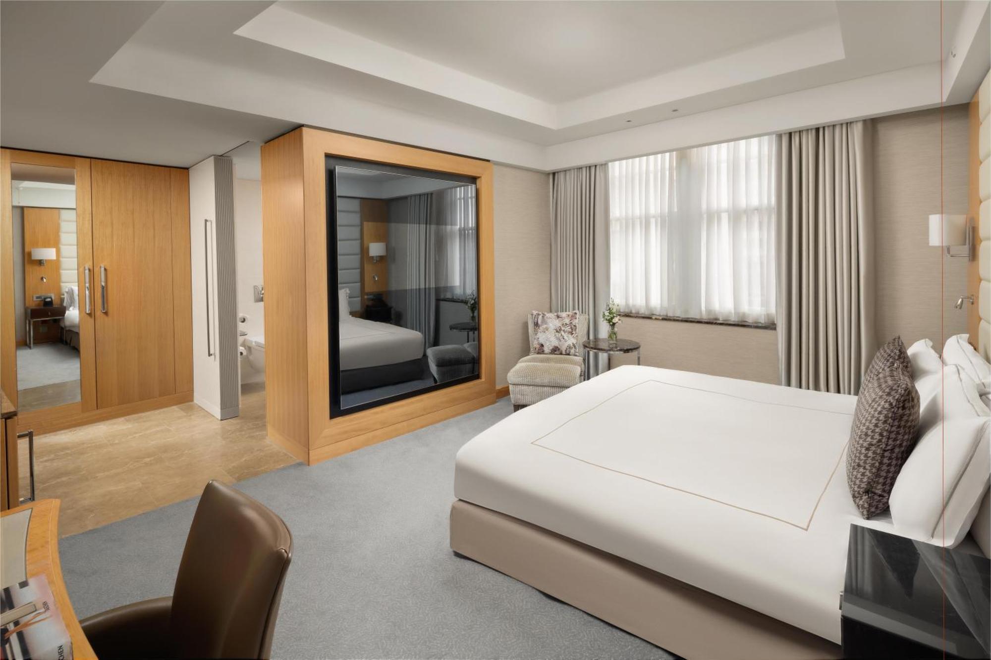 Chambre Lit King-Size Supérieure - Accessible aux Personnes à Mobilité Réduite