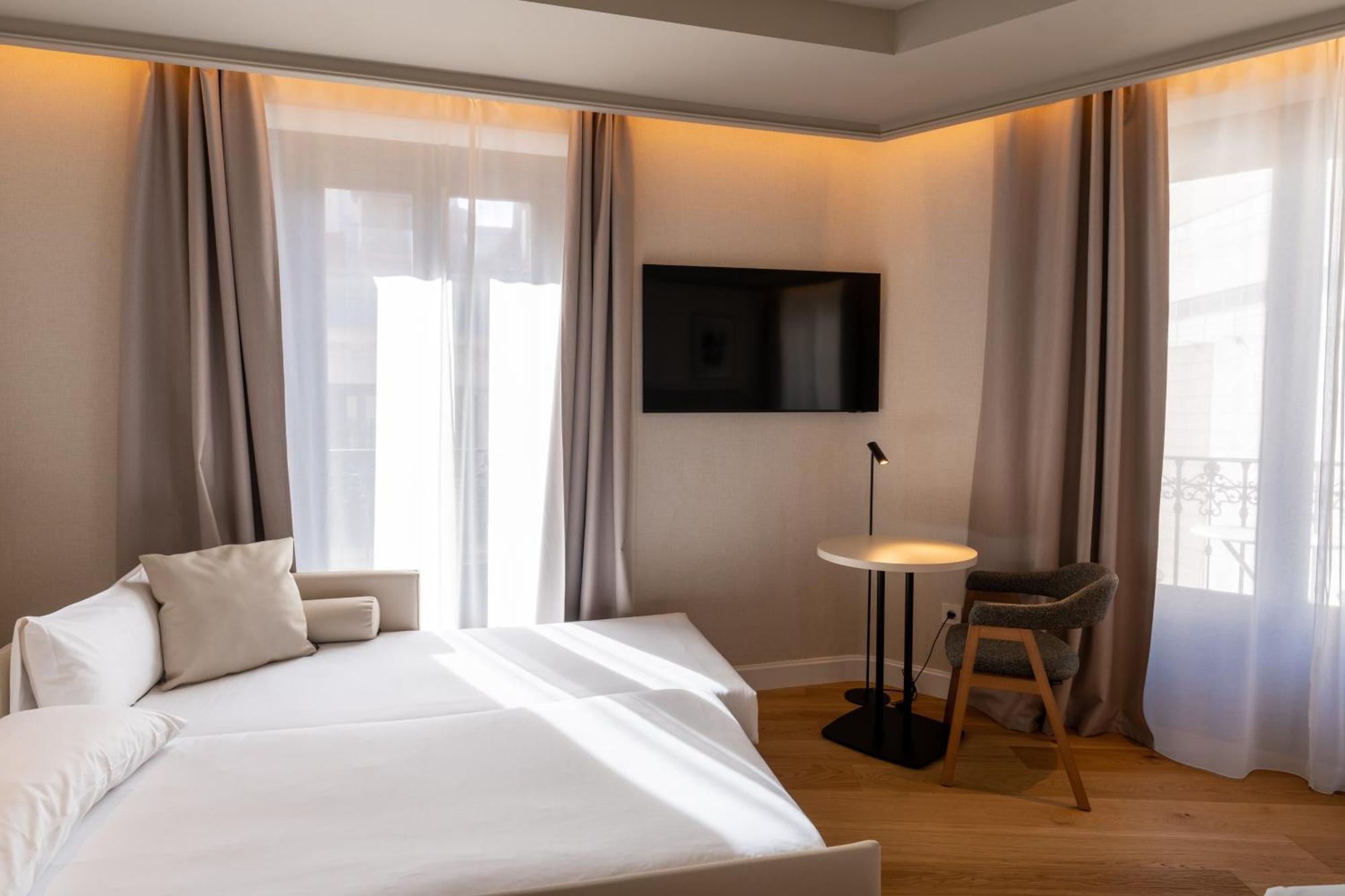 Deluxe King Room City View