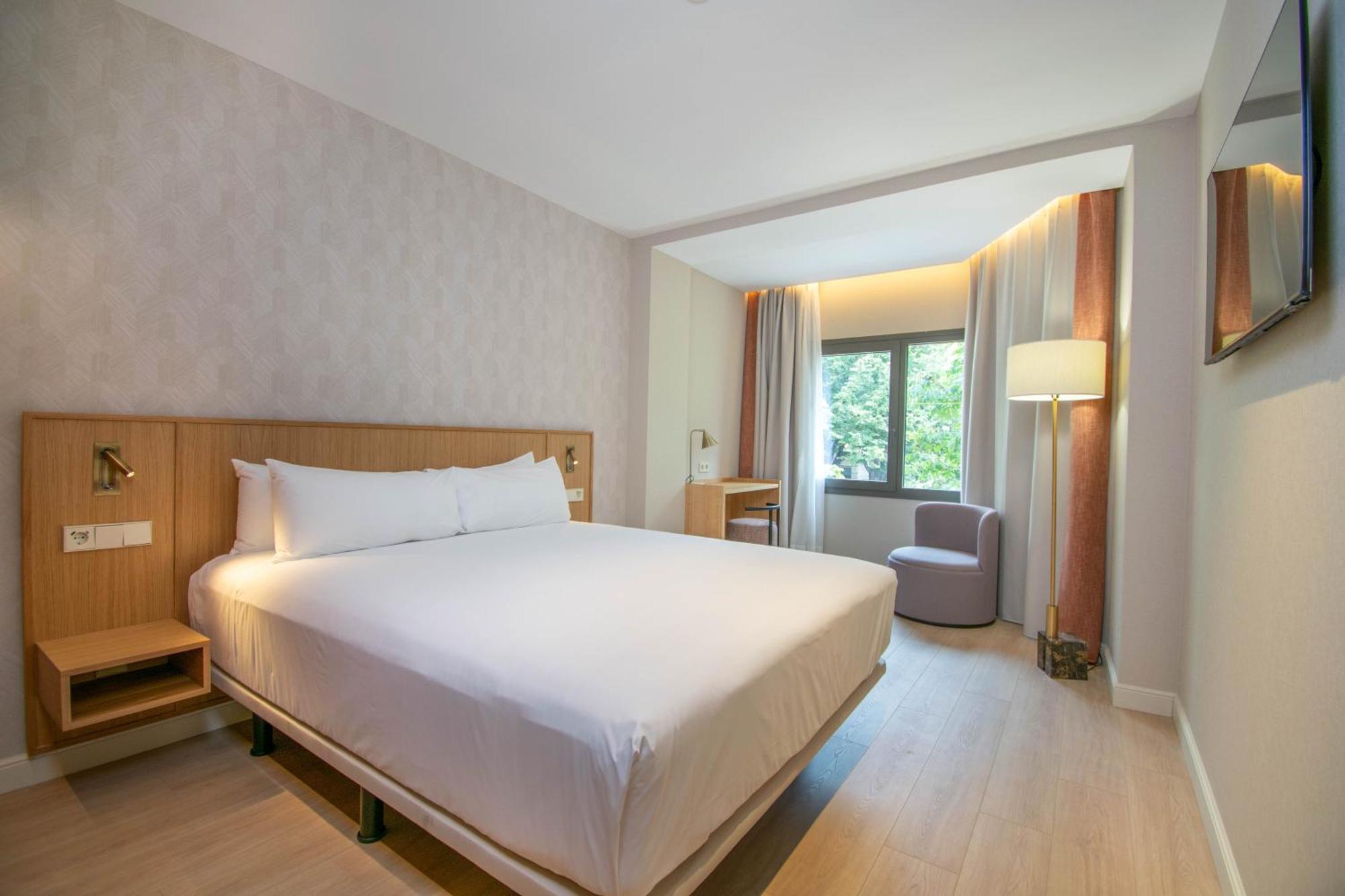 Habitación con cama grande