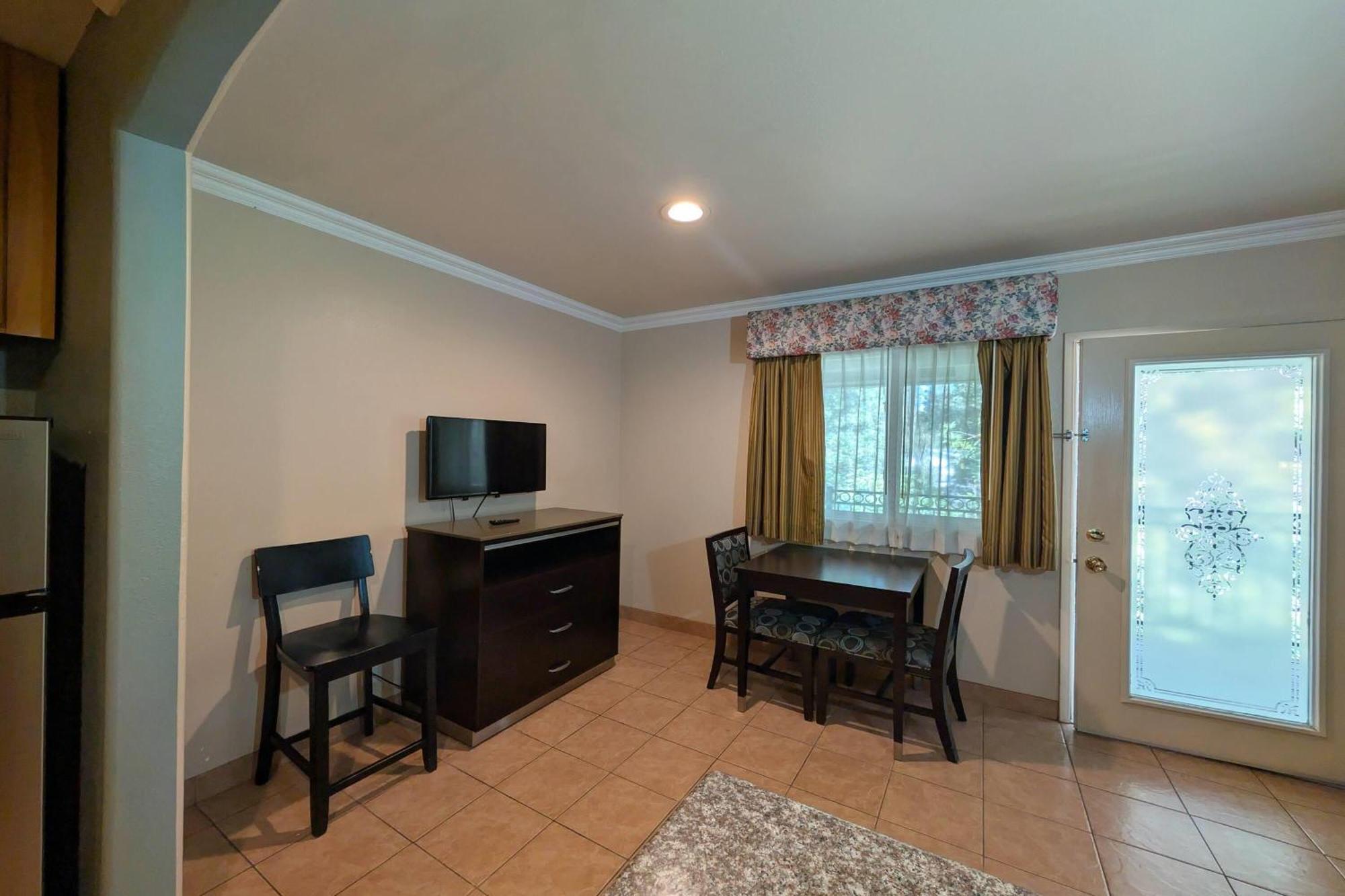 One-Bedroom Suite One King Bed One Queen Bed Non-Smoking