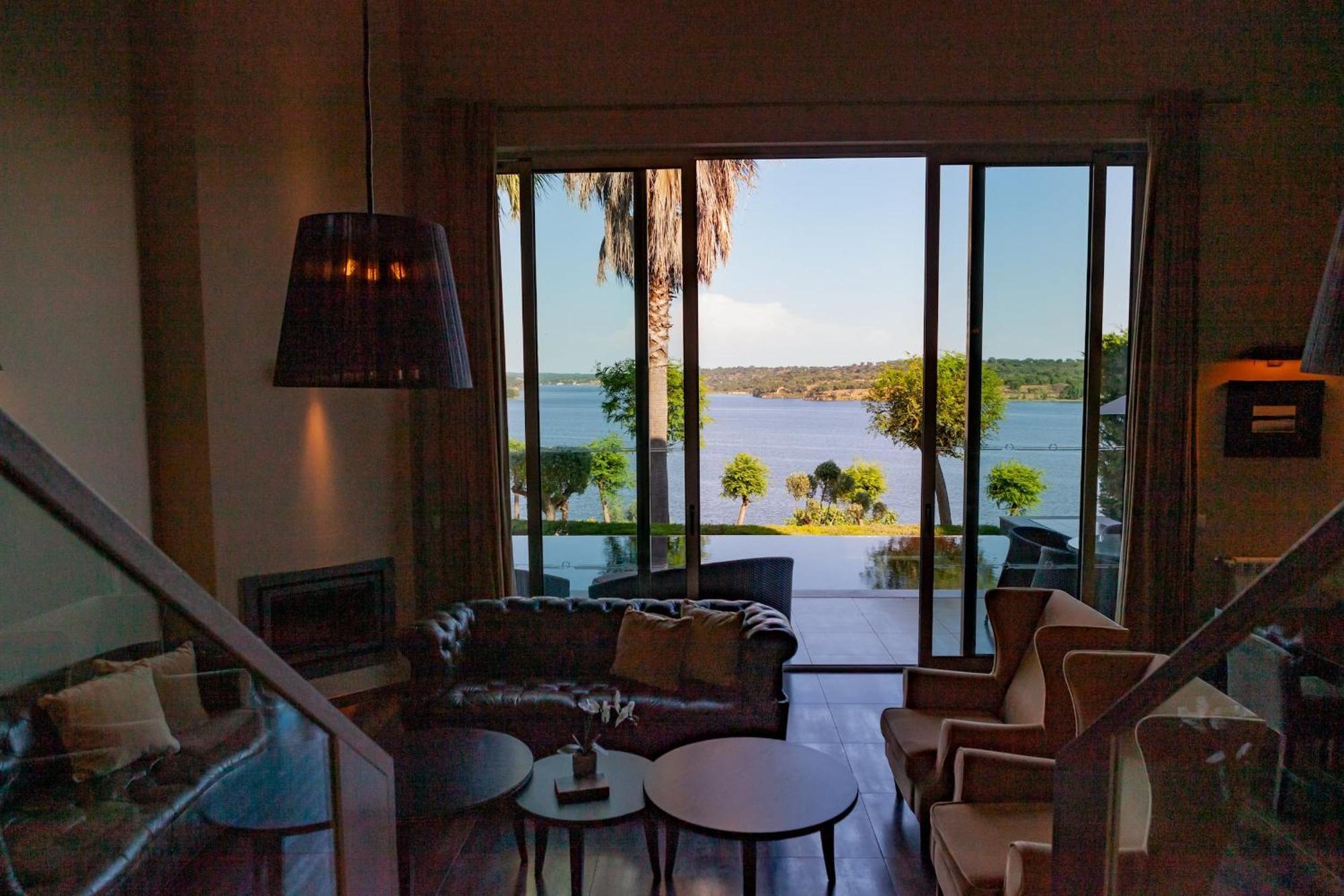 Three-Bedroom Villa Lake View