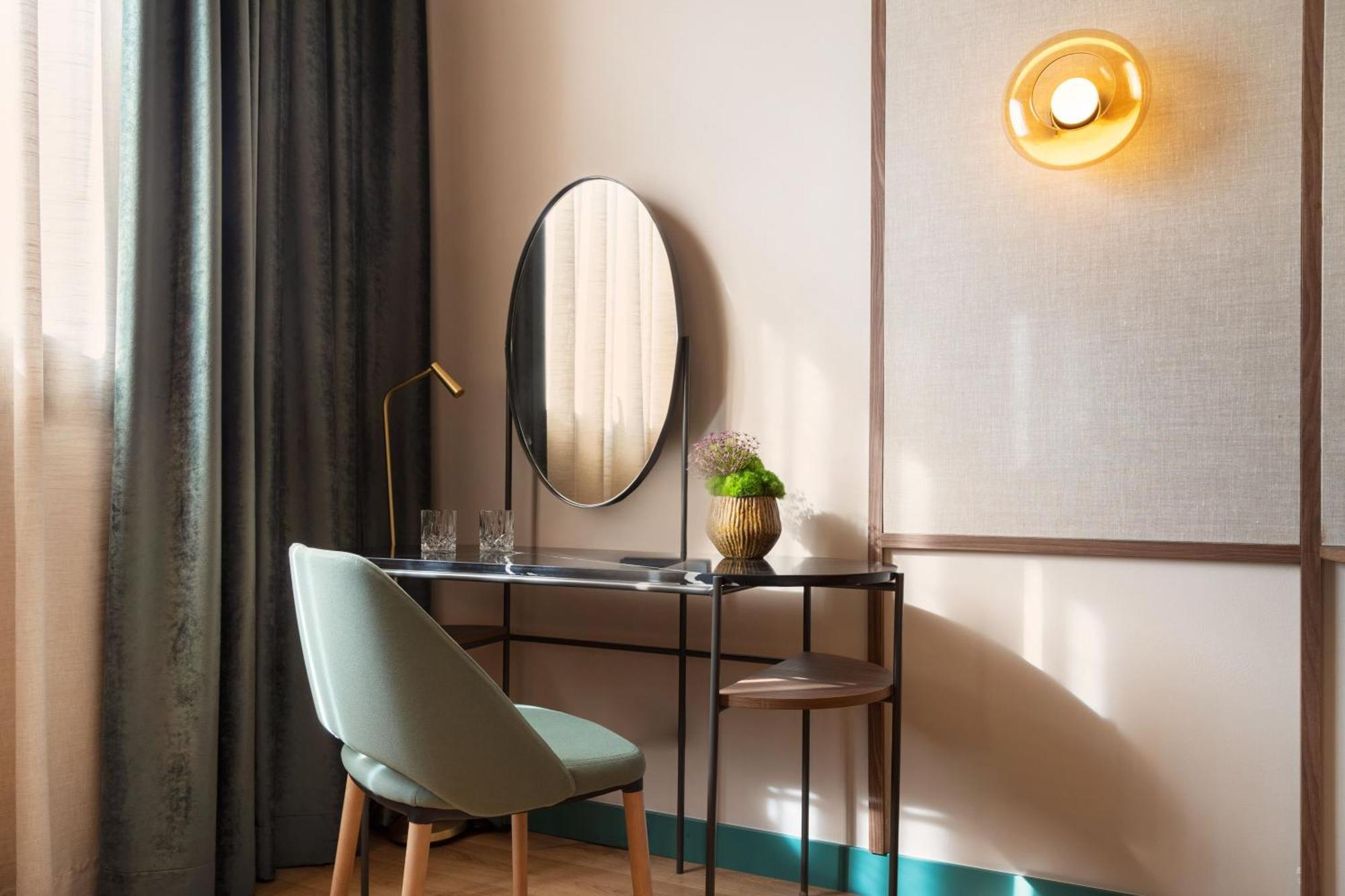 The Level Business Suite and Lounge Access