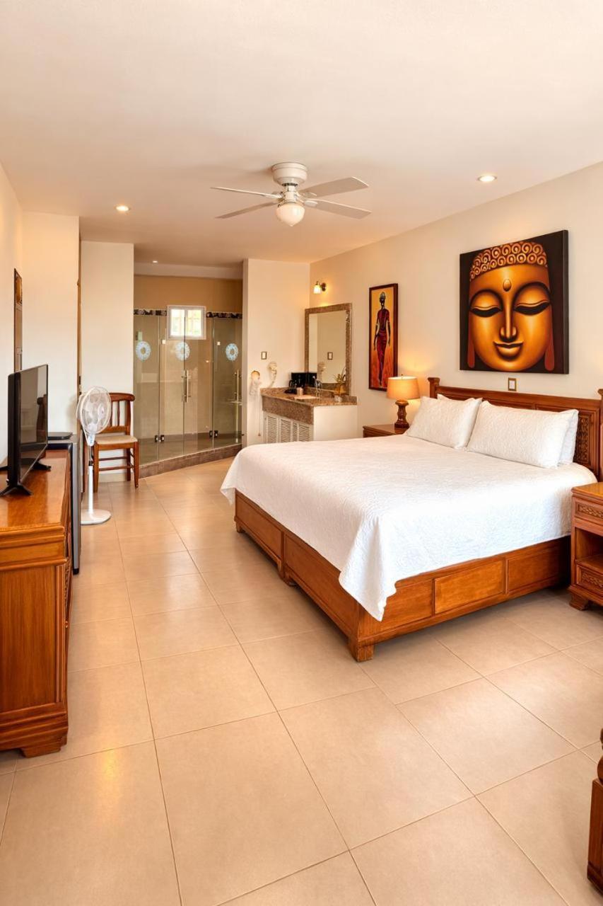 Suite con cama grande y balcón
