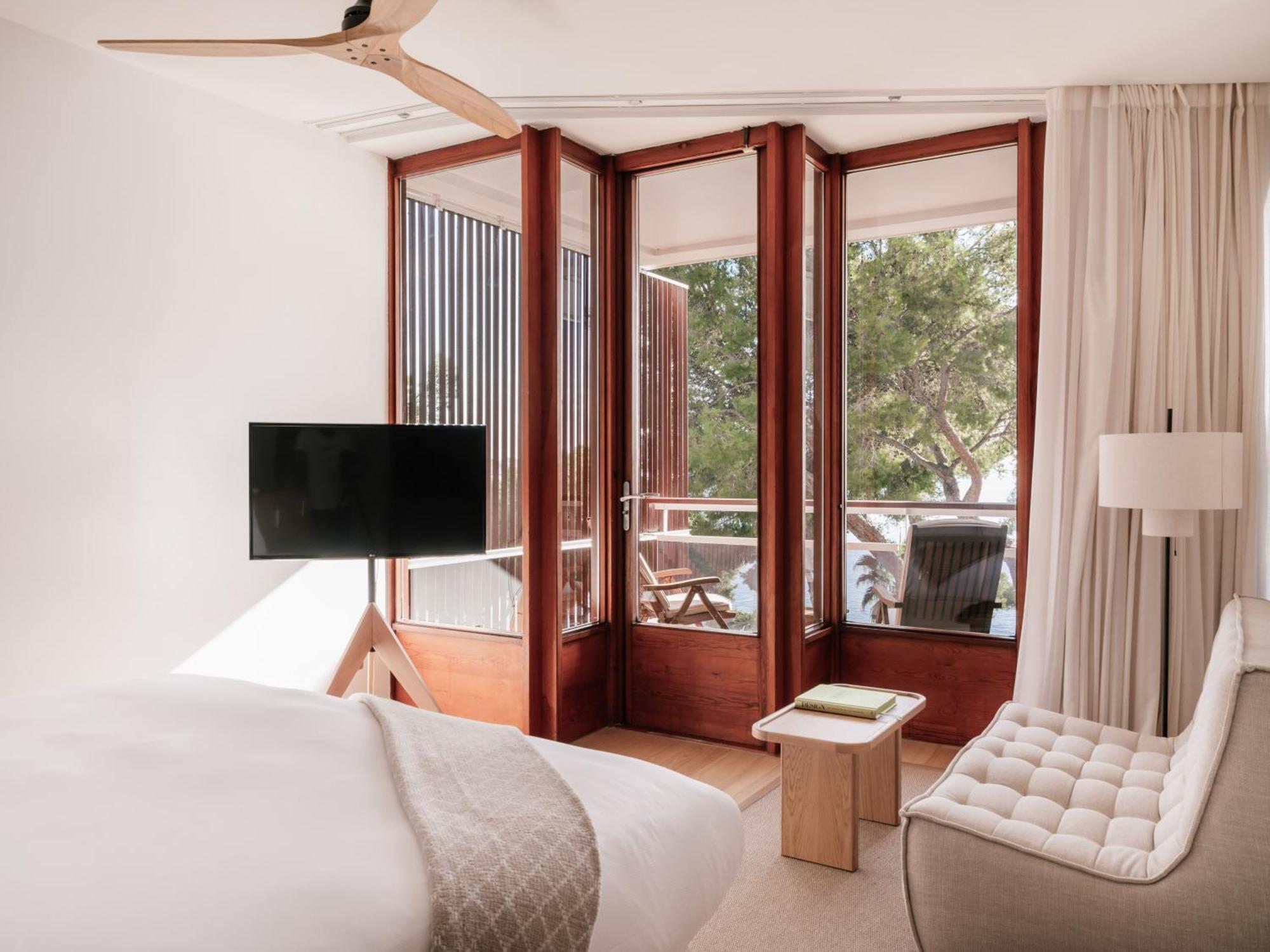 Deluxe Room with Sea View