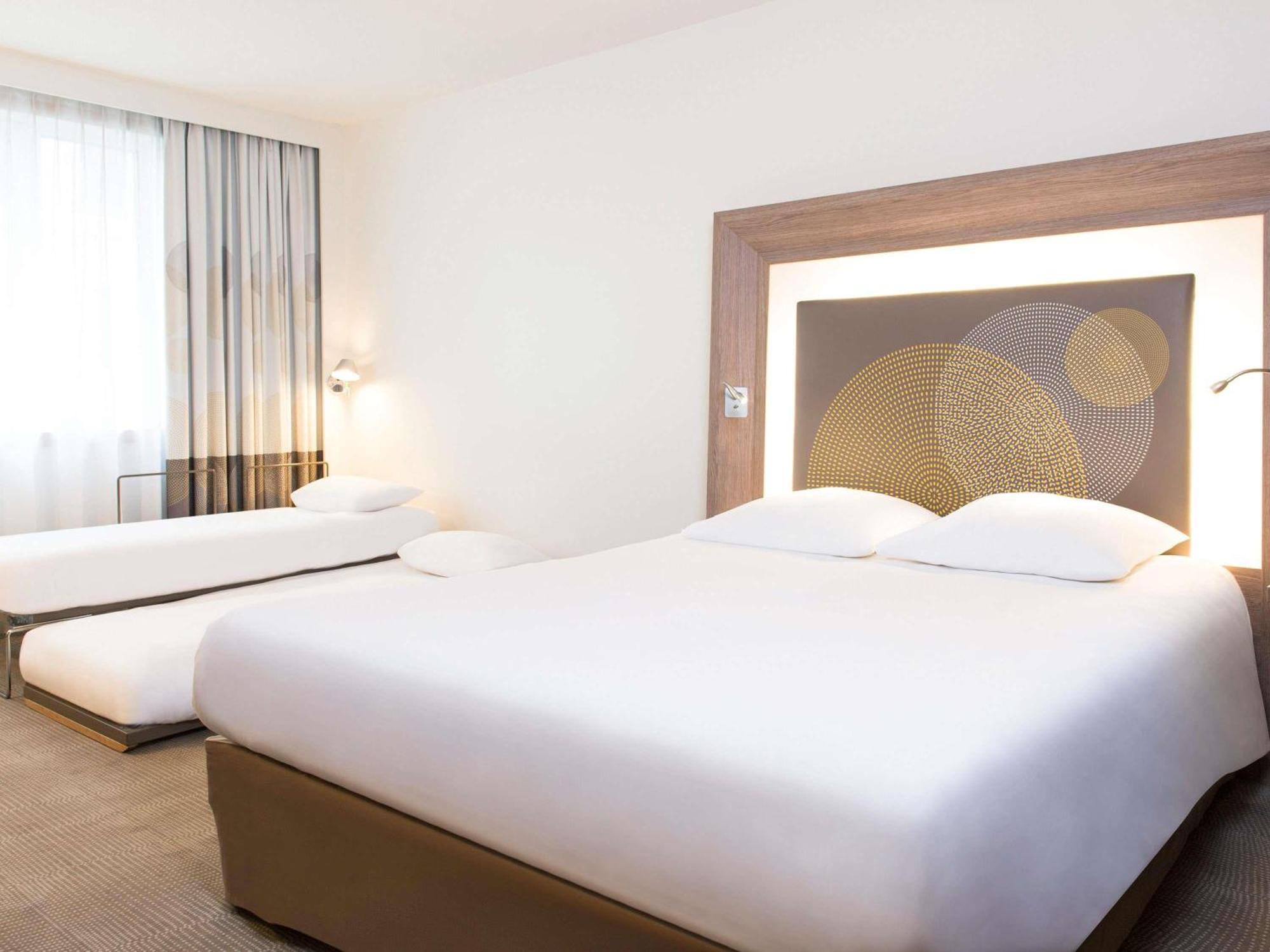 Chambre Standard avec 1 Lit Double et 2 Lits Simples