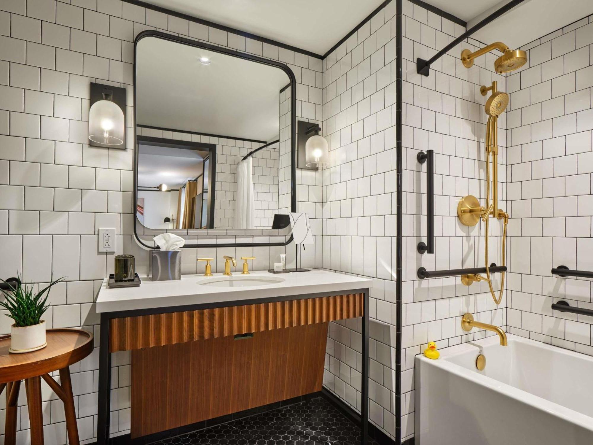 Deluxe King Room Accessible