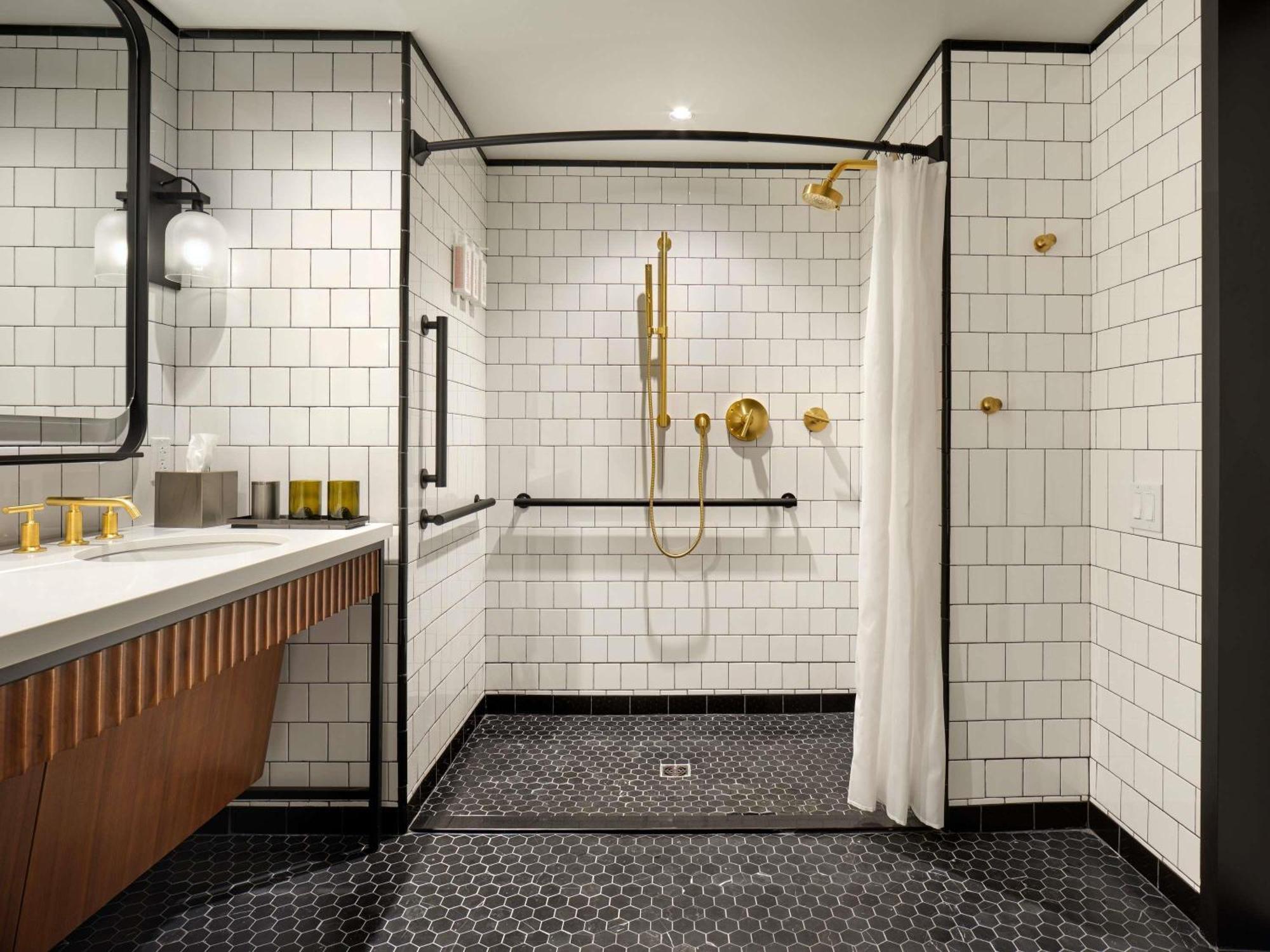 Deluxe Double Queen Room Roll Shower