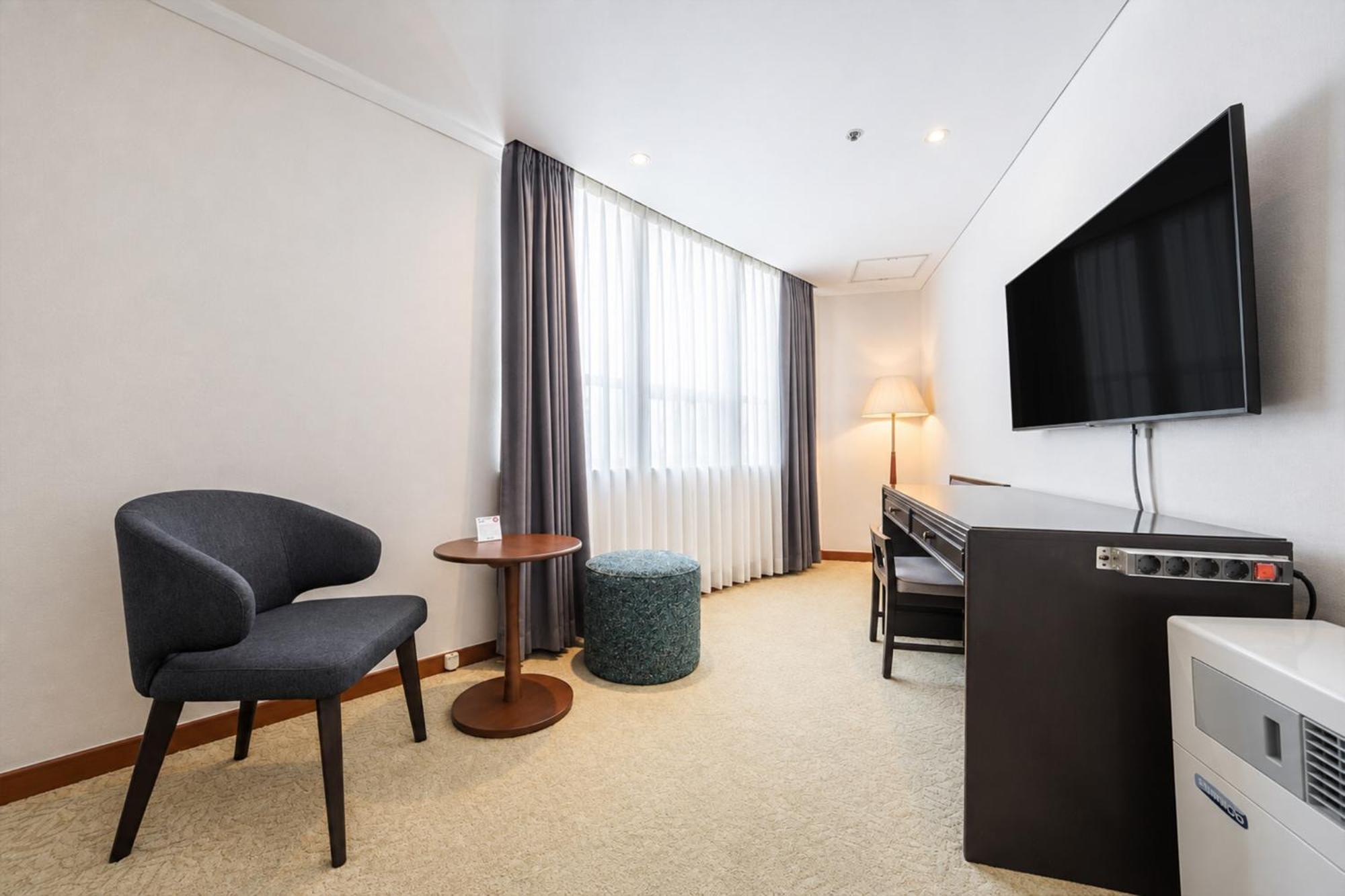 Corner Single Room