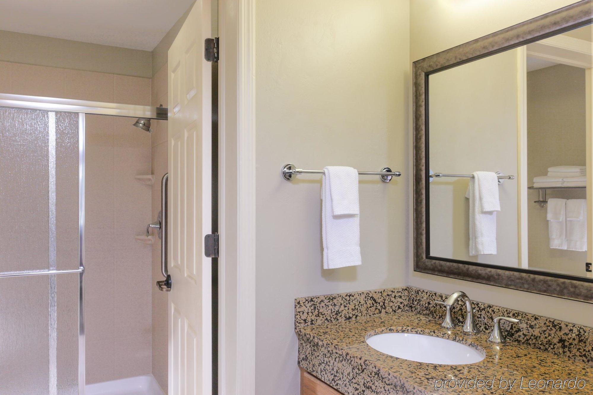 Queen Room - Hearing Accessible - Non-Smoking