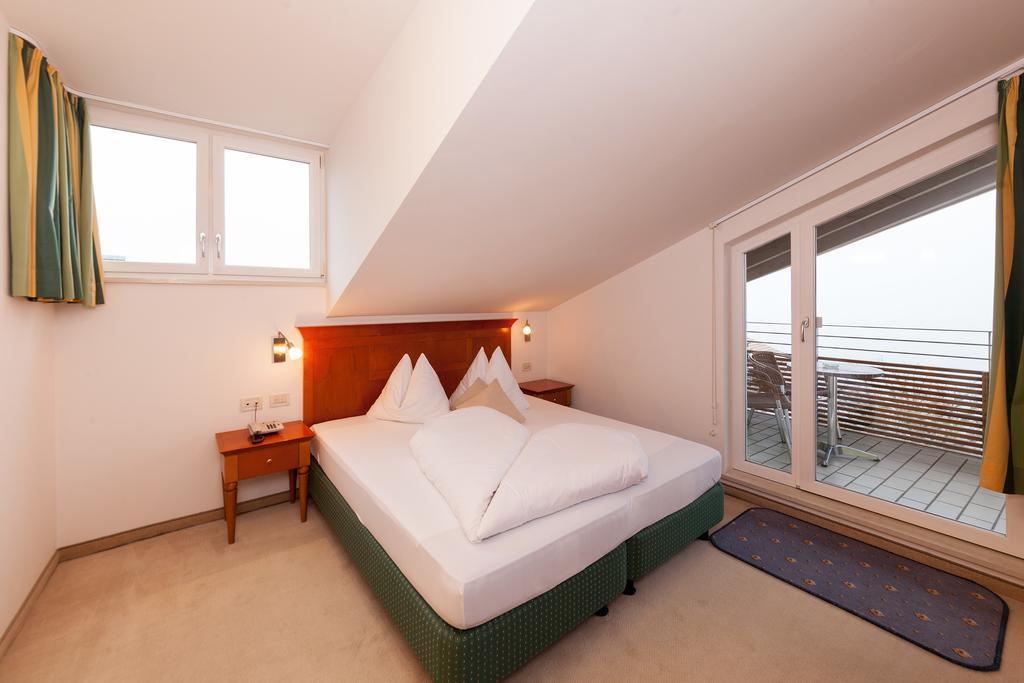 One-Bedroom Apartment with Balcony,190194853:JPEG