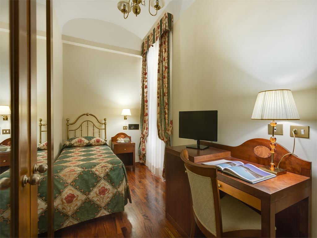 Small Single Room,942536597:JPEG