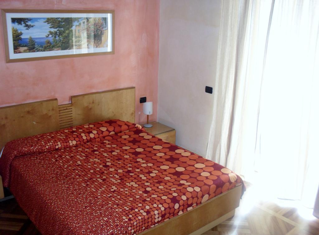 Economy Double Room with Balcony - Single Use,193507843:JPEG