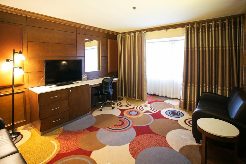 King Suite,694139985:JPEG