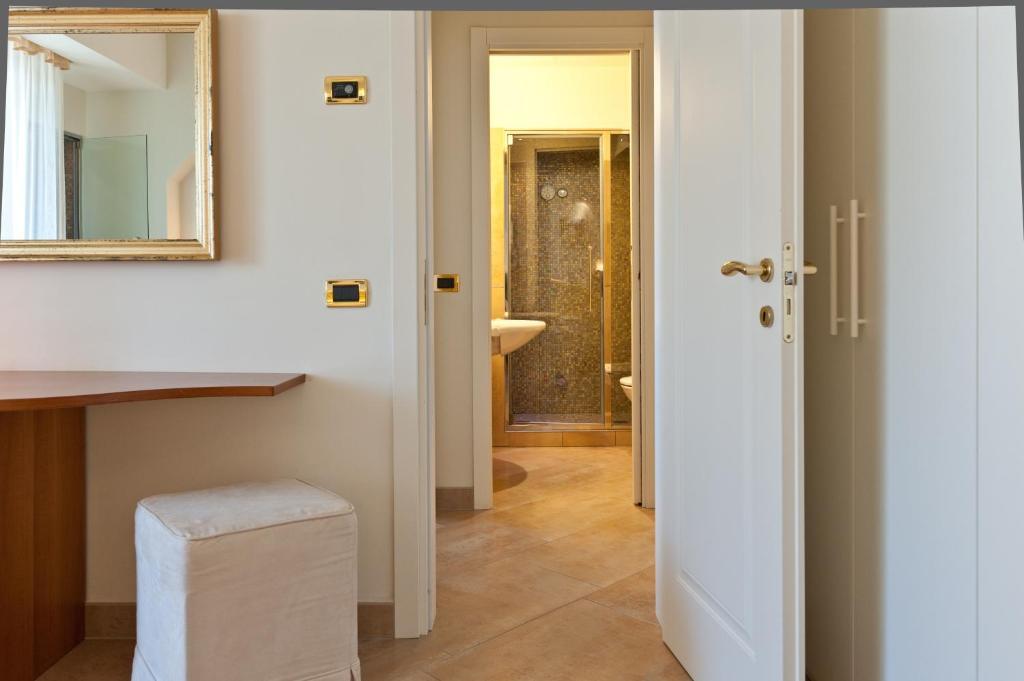 Junior Suite with Pool View and Lateral Sea View - Beach Access
