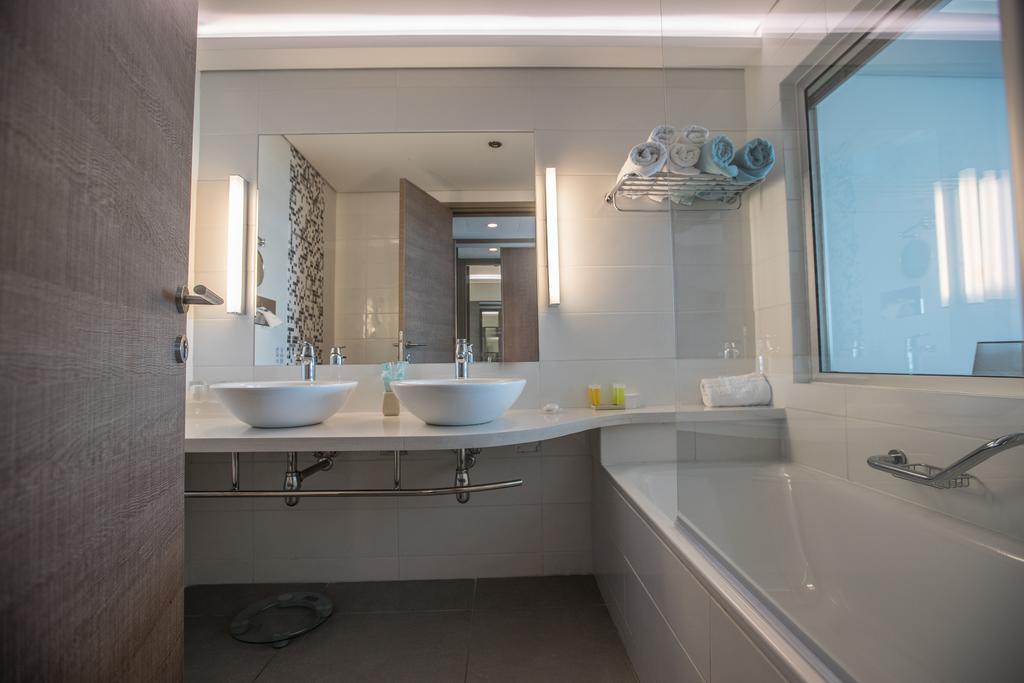 Chambre Double ou Lits Jumeaux de Luxe avec Vue Latérale sur la Mer
