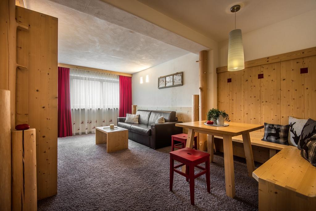 Suite,323584792:JPEG