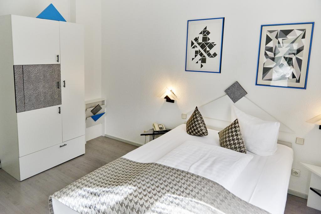 Budget Double Room,325496074:JPEG