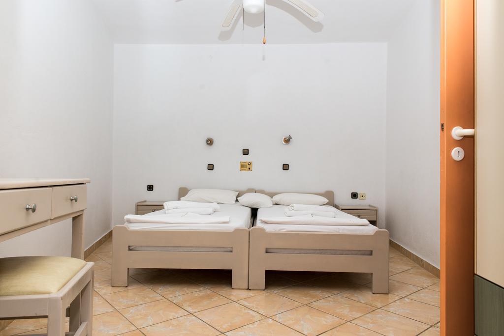 Studio (2 Adults),1288142332:JPEG