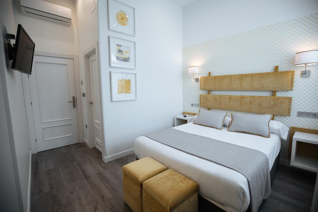 Habitación con cama grande