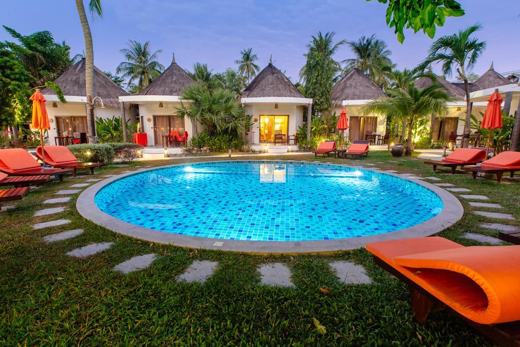 Deluxe Poolside Bungalow,642424353:JPEG