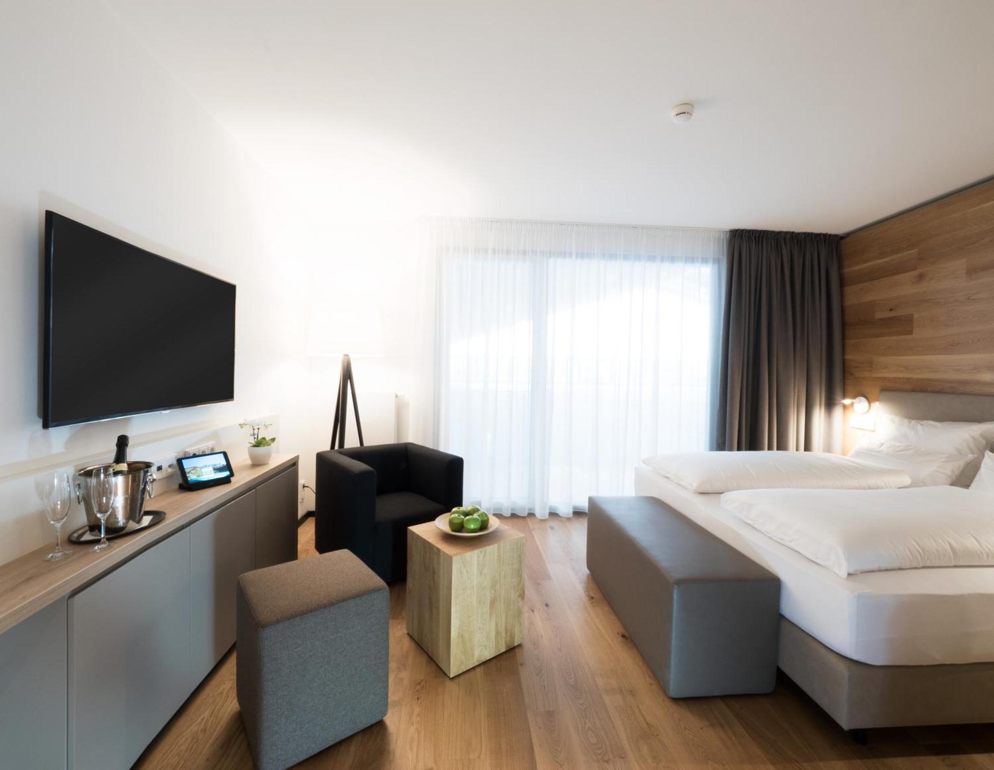 Family Room,460514052:JPEG