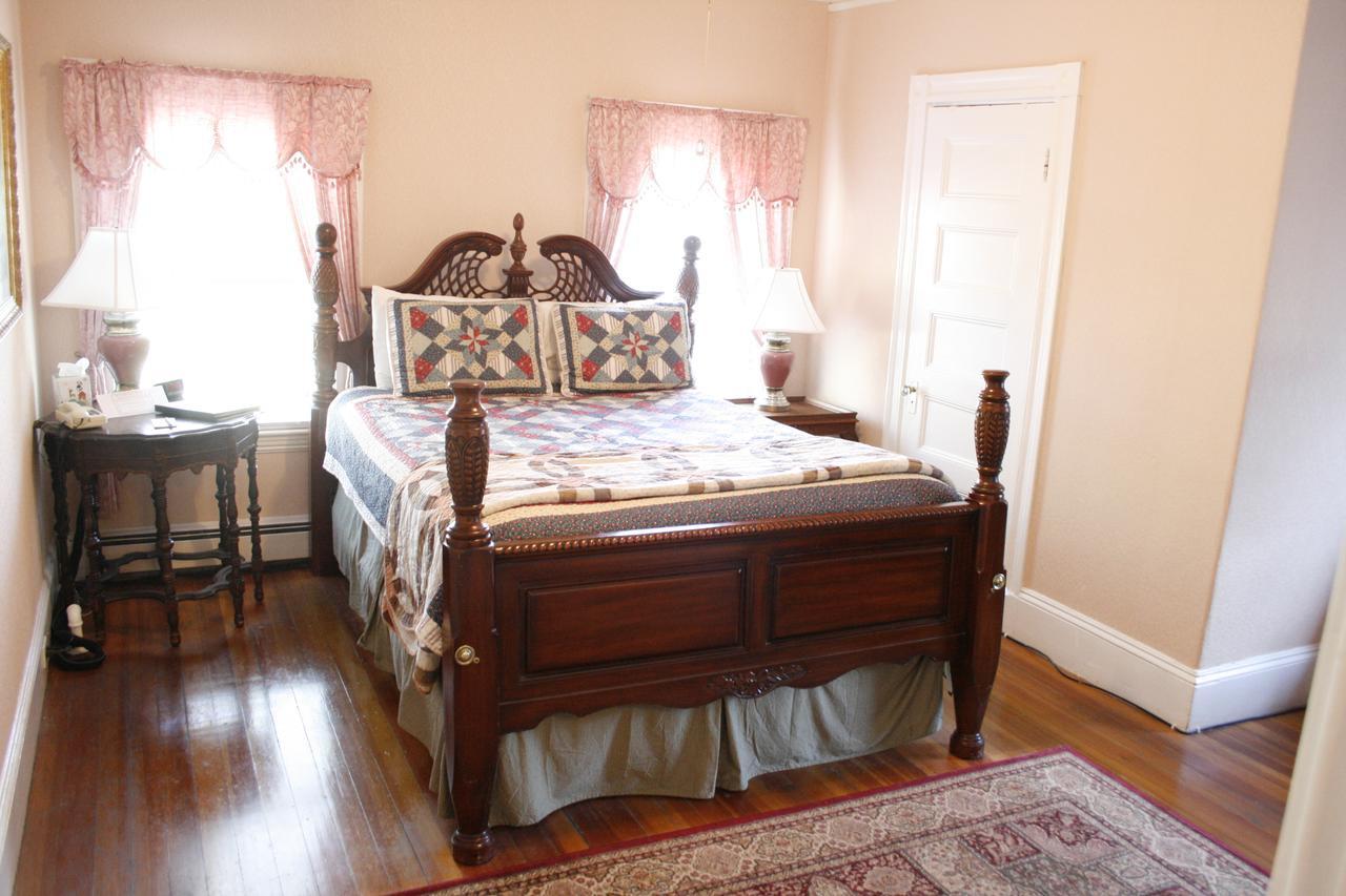 Queen Room with Shared Bathroom #13