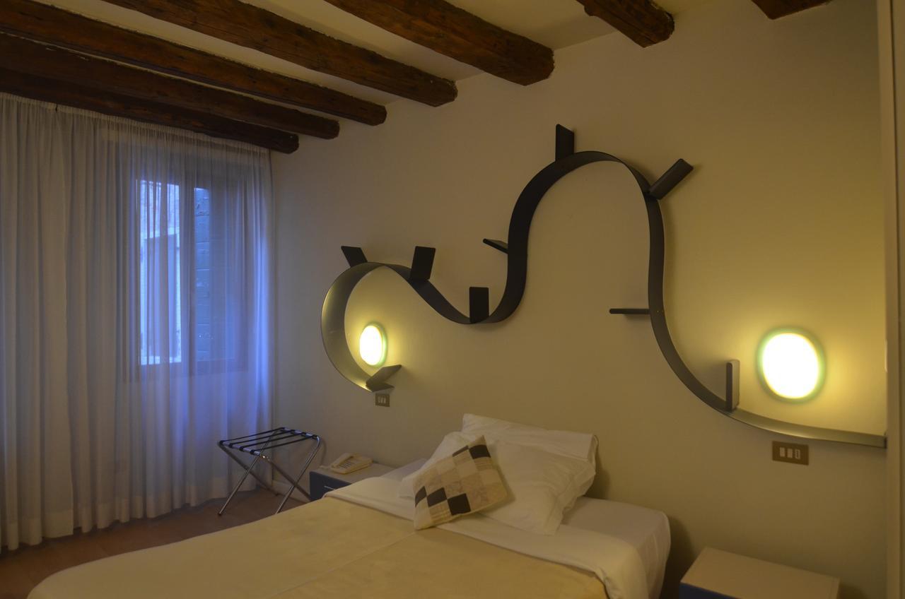 Single Room with Private Bathroom,531576336:JPEG