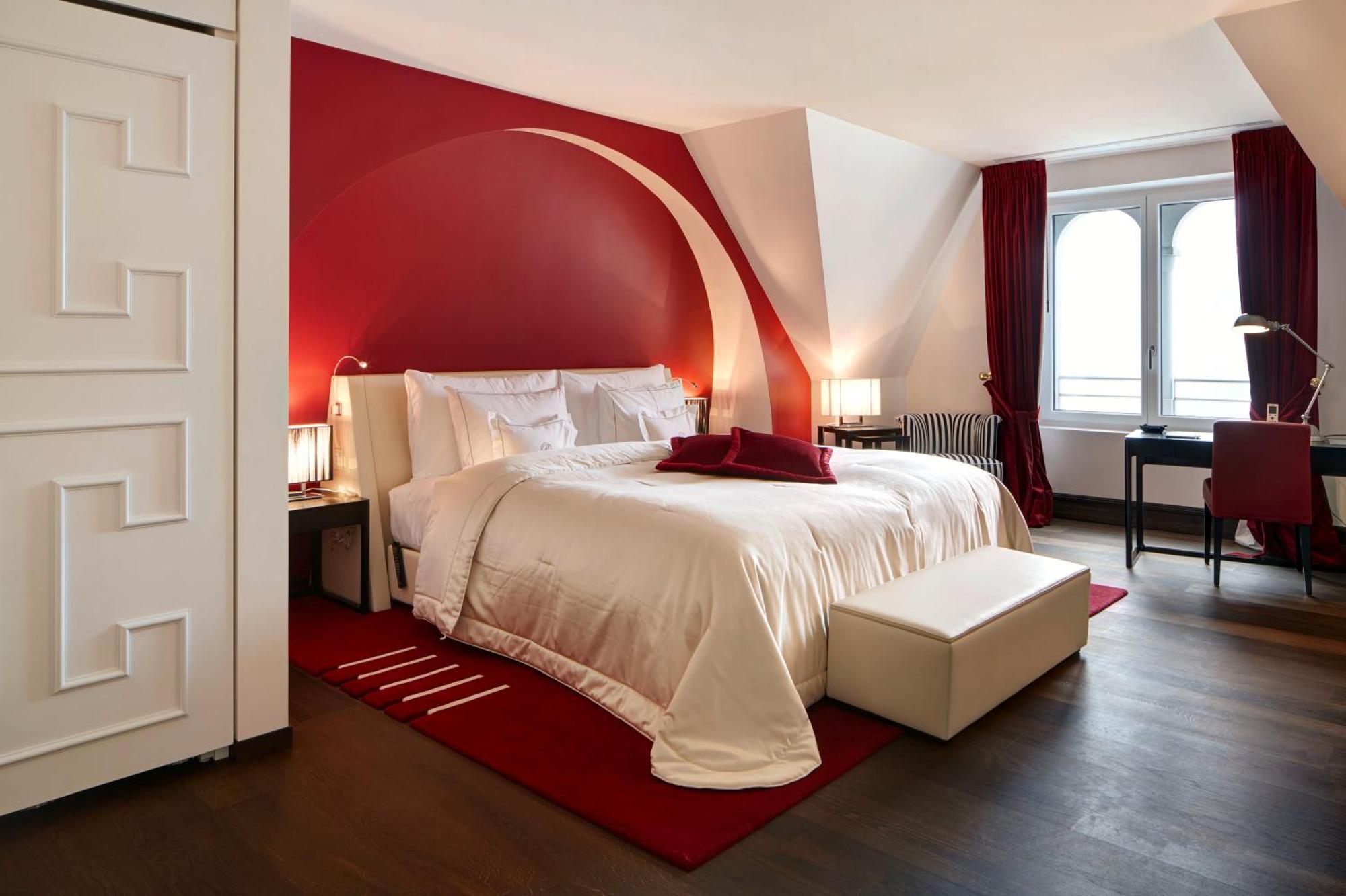Deluxe Suite with Lake View