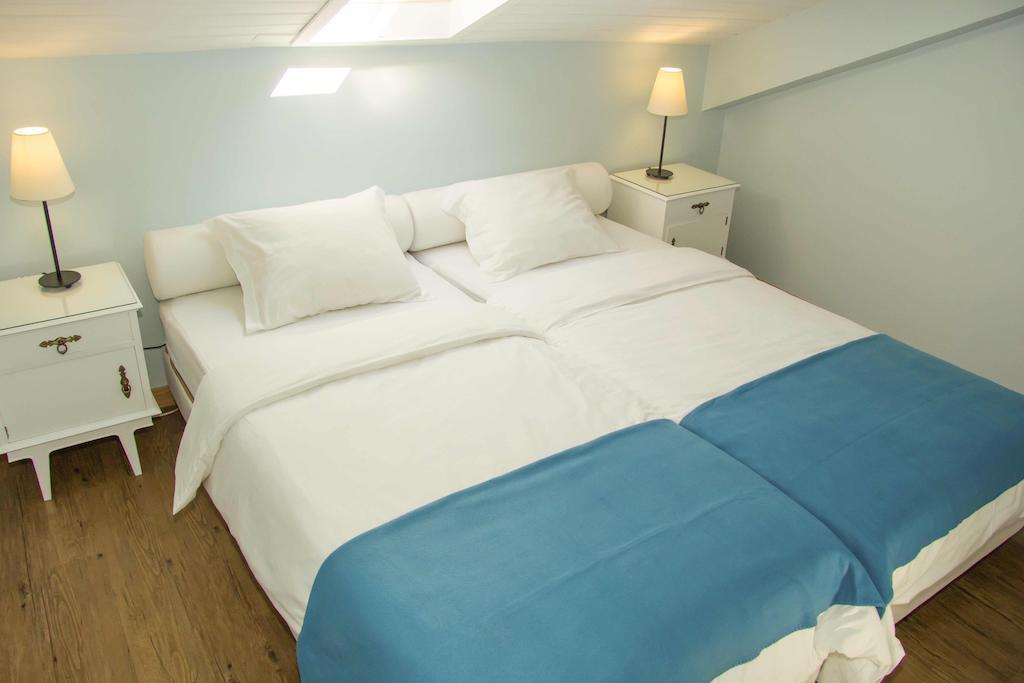 Quarto com 2 Camas de Solteiro e Banheiro Privativo