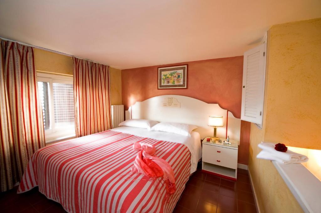 Single Room,446117661:JPEG