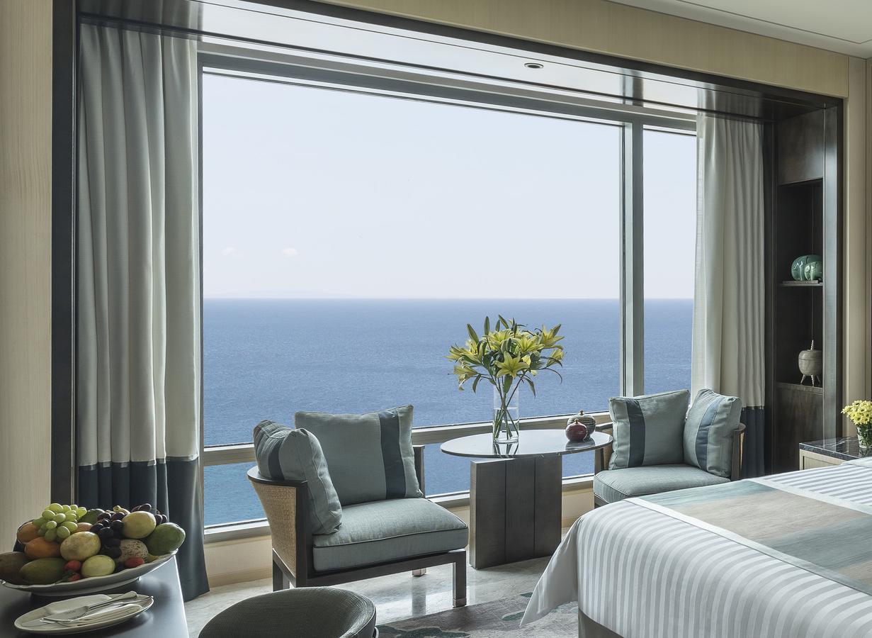Deluxe Zimmer mit Kingsize-Bett und Meerblick