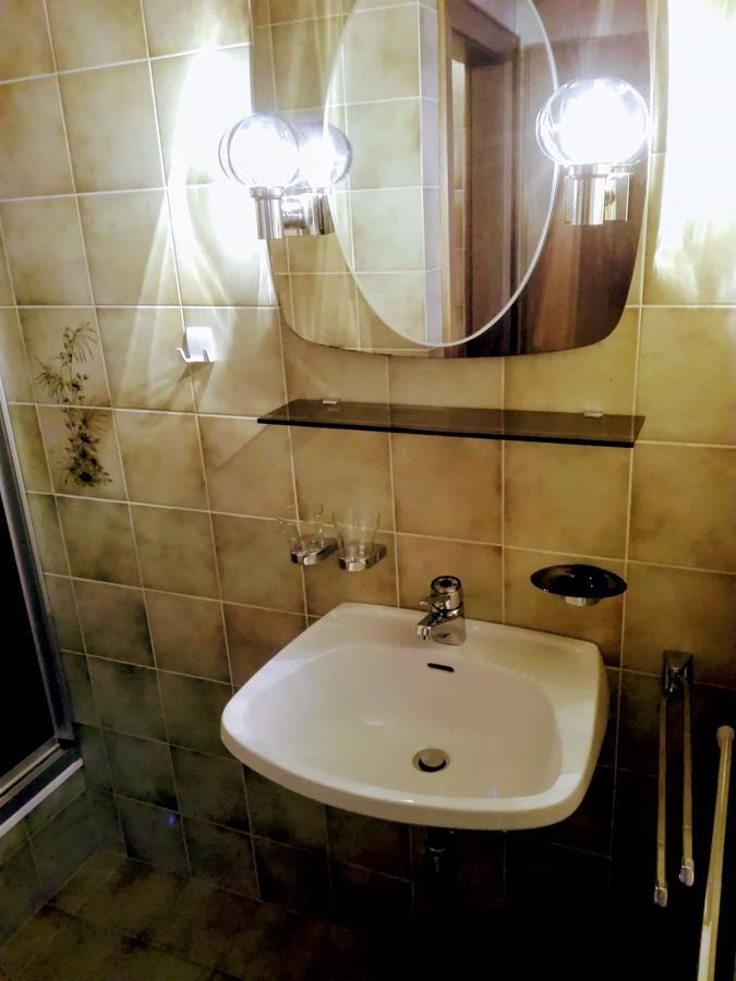 Single Room,630625104:JPEG
