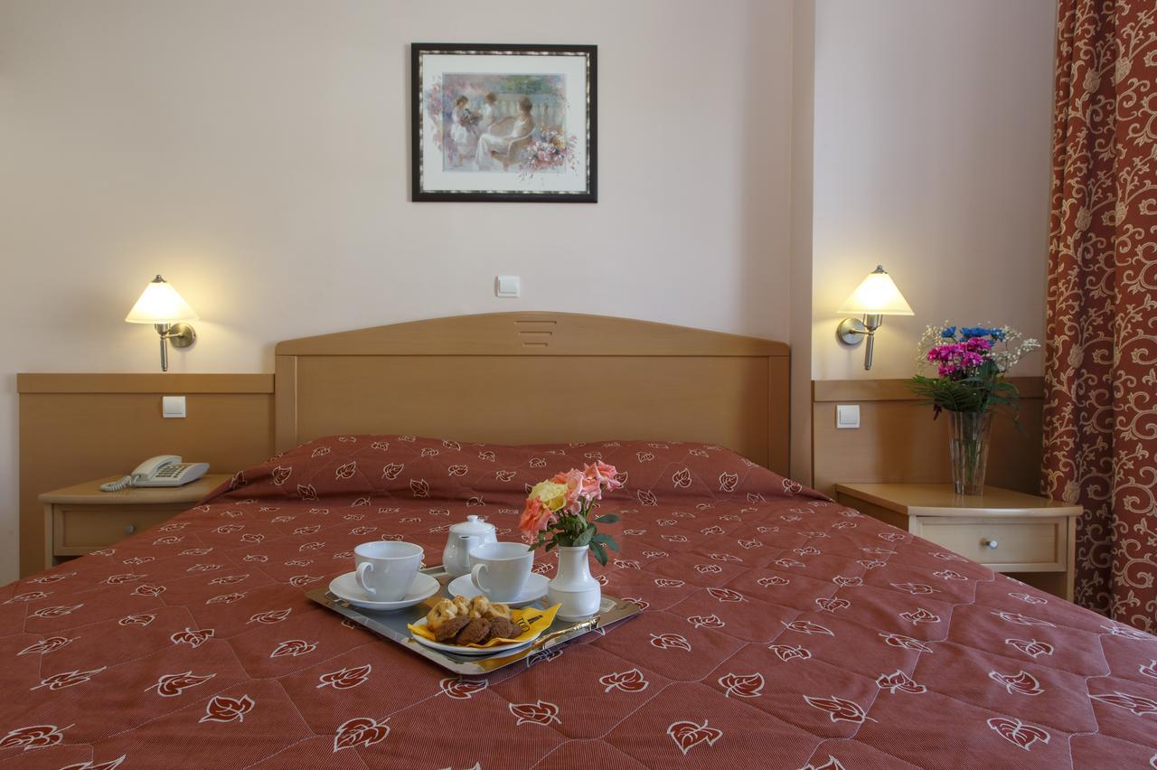 Dreibettzimmer mit Stadtblick