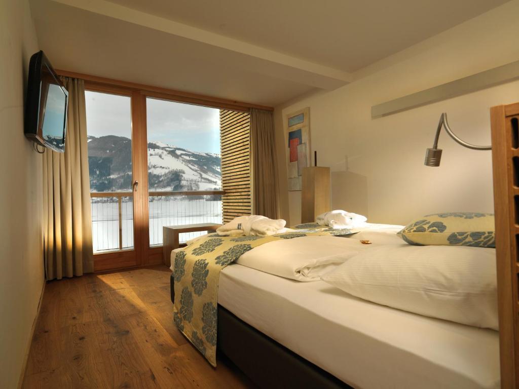 Standard Double Room with Lake View