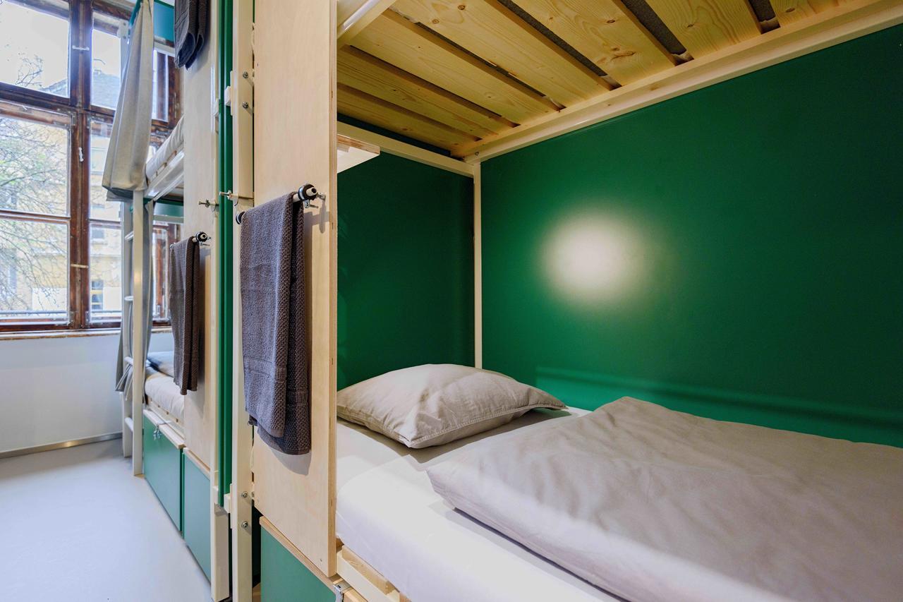 Cama en habitación compartida mixta con 4 camas y baño privado