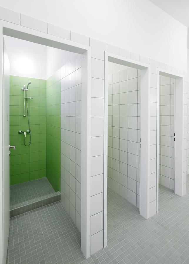 Cama en habitación compartida femenina de 8 camas