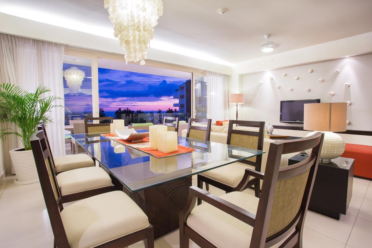 One-Bedroom King Room with Two Double Beds and Balcony - Kitchen