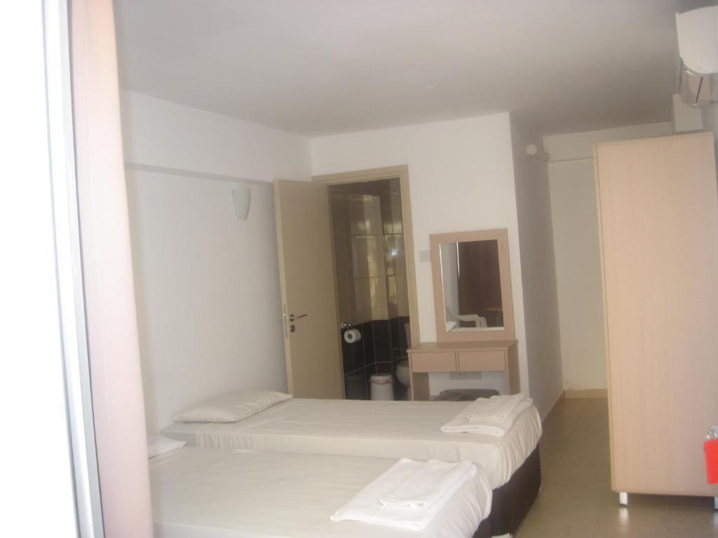 Studio with Pool View - Ground Floor