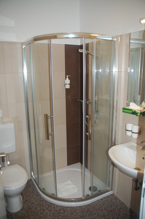 Twin Room with Shower,661778622:JPEG