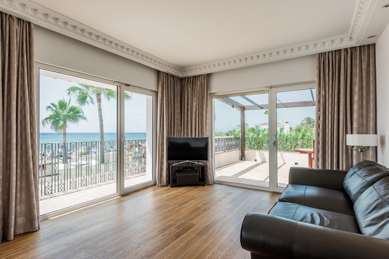 Suite con cama extragrande y vistas al mar