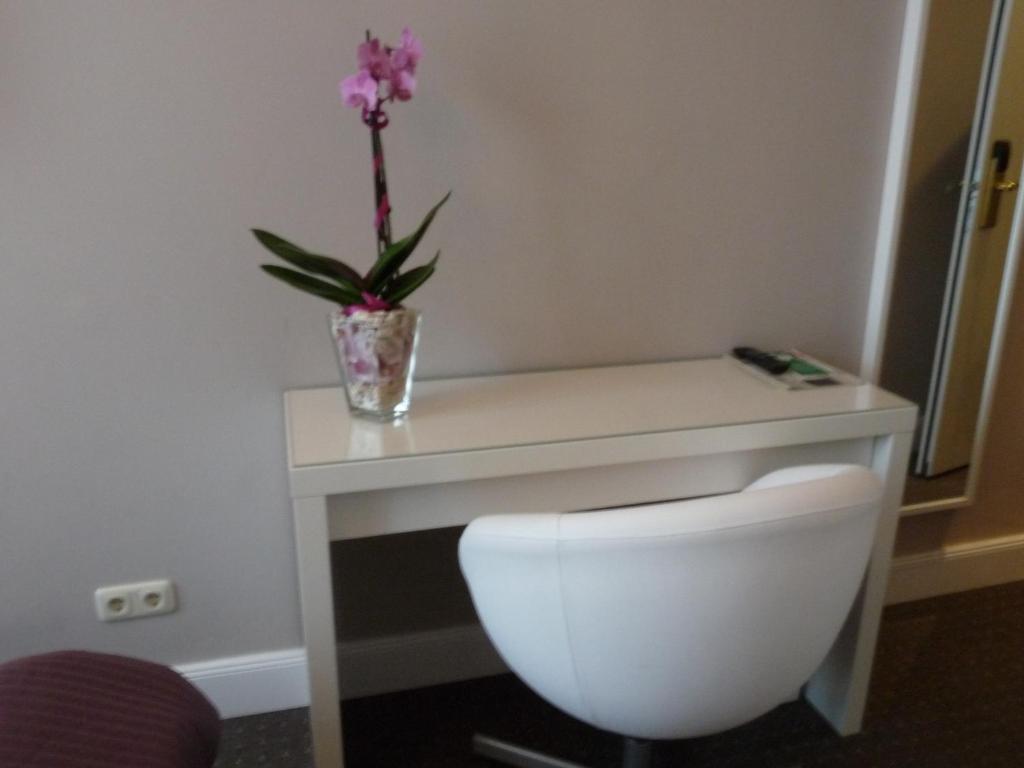 Single Room,380087413:JPEG