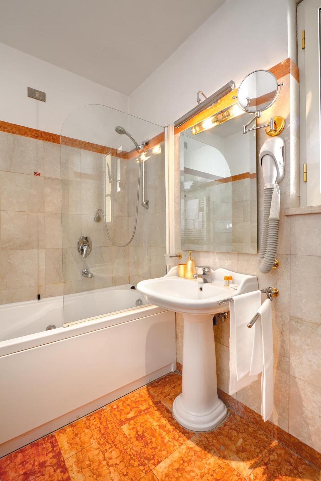 Junior Suite,681675879:JPEG