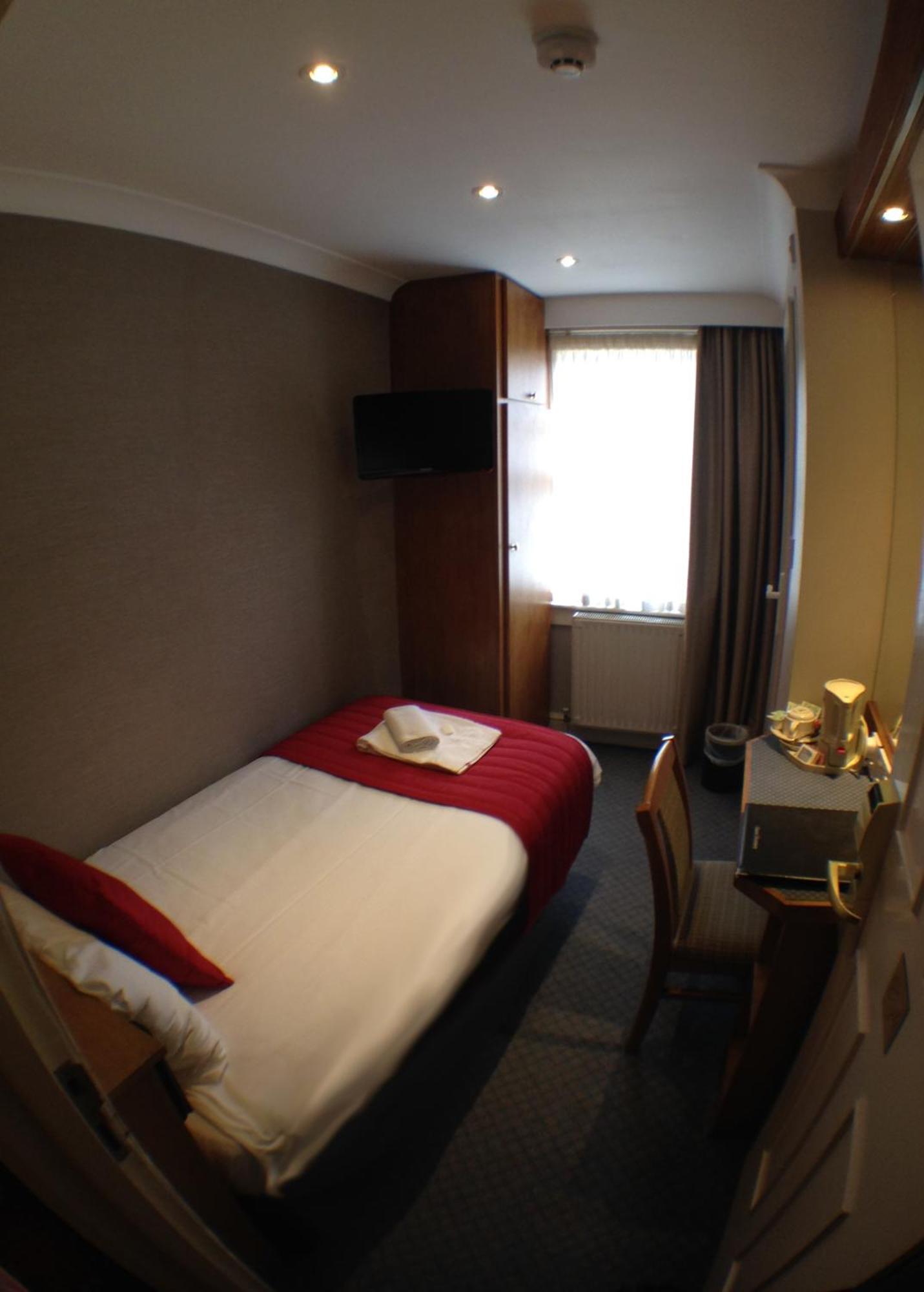 Single Room,699137556:JPEG