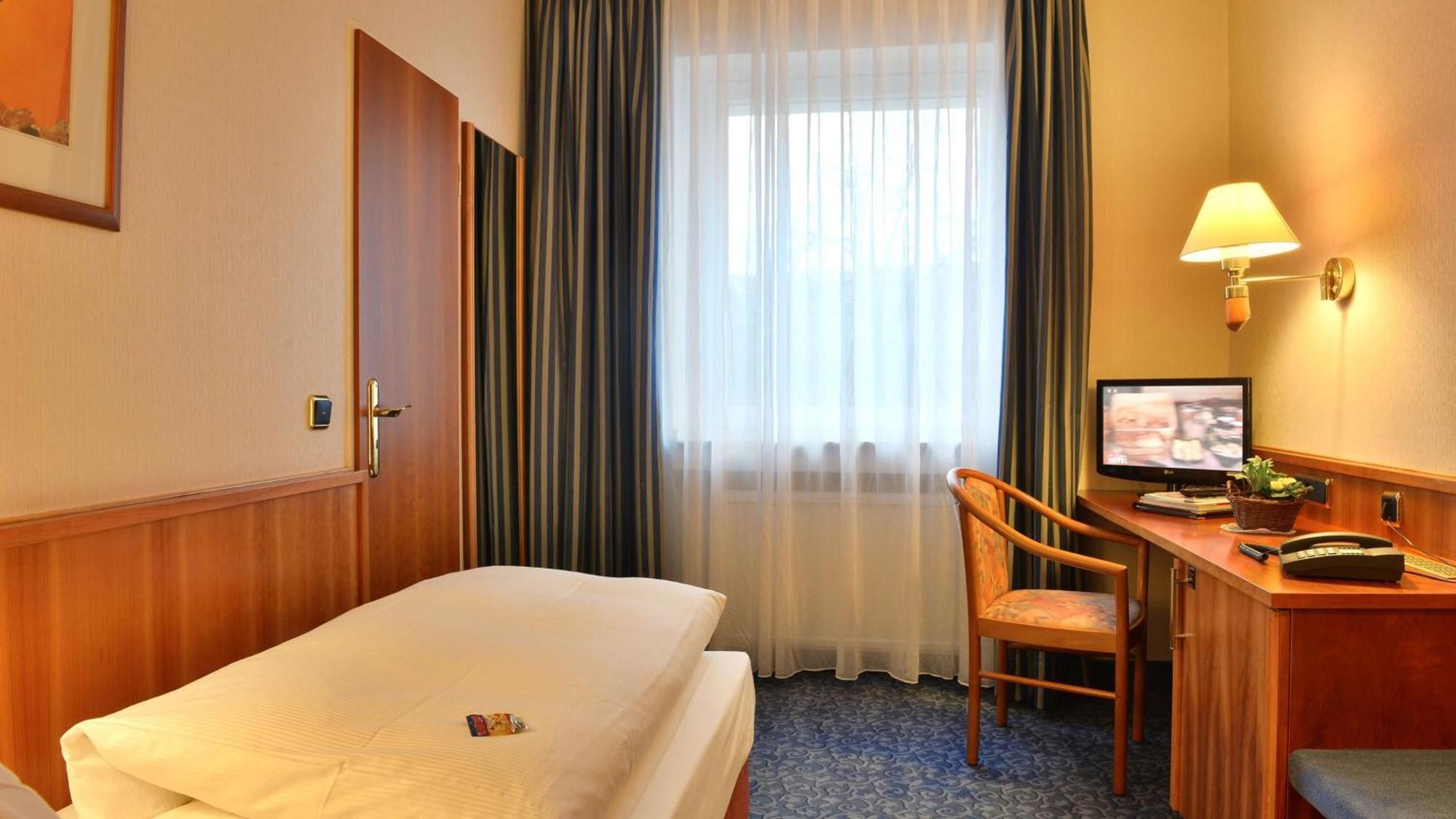 Standard Single Room,702515449:JPEG